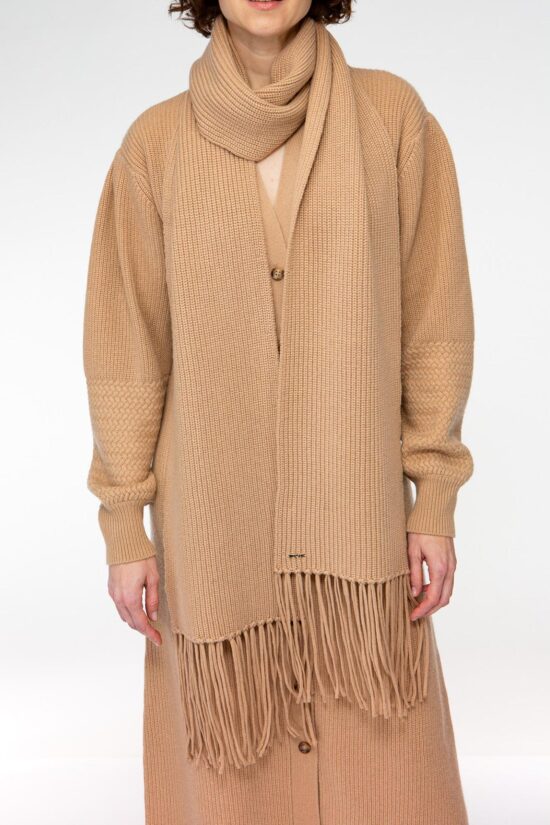 IVI collection SOLID KNIT langer Wollschal mit Fransen in der Farbe kamel braun aus der AW24 Kollektion. IVI collection SOLID KNIT long wool scarf with fringes in the color camel brown from the AW24 collection.
