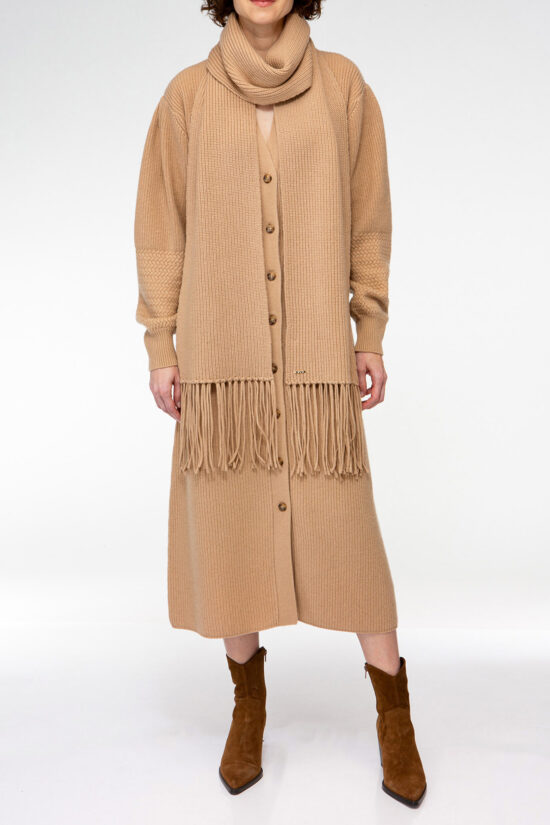 IVI collection SOLID KNIT langer Wollschal mit Fransen in der Farbe kamel braun aus der AW24 Kollektion. IVI collection SOLID KNIT long wool scarf with fringes in the color camel brown from the AW24 collection.
