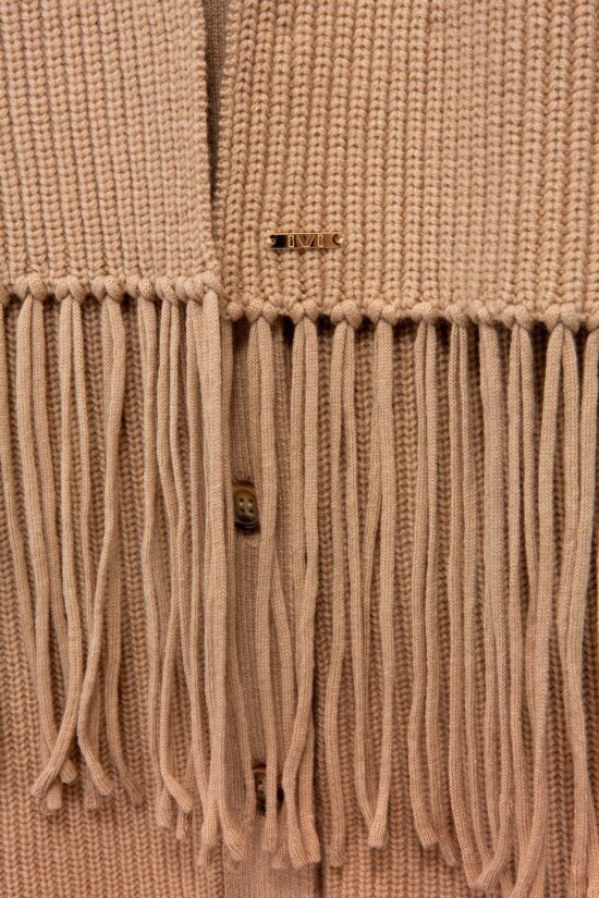 IVI collection SOLID KNIT langer Wollschal mit Fransen in der Farbe kamel braun aus der AW24 Kollektion. IVI collection SOLID KNIT long wool scarf with fringes in the color camel brown from the AW24 collection.