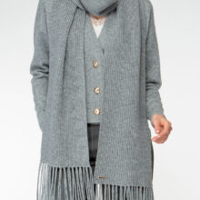 M87_4082 IVI collection SOLID KNIT langer Wollschal mit Fransen in der Farbe grau aus der AW24 Kollektion. IVI collection SOLID KNIT long wool scarf with fringes in the color grey from the AW24 collection.