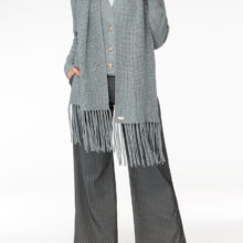 M87_4090 IVI collection SOLID KNIT langer Wollschal mit Fransen in der Farbe grau aus der AW24 Kollektion. IVI collection SOLID KNIT long wool scarf with fringes in the color grey from the AW24 collection.