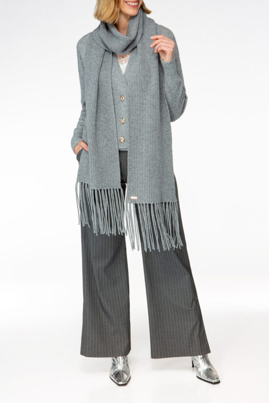 IVI collection SOLID KNIT langer Wollschal mit Fransen in der Farbe grau aus der AW24 Kollektion. IVI collection SOLID KNIT long wool scarf with fringes in the color grey from the AW24 collection.