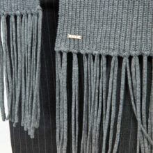 M87_4095 IVI collection SOLID KNIT langer Wollschal mit Fransen in der Farbe grau aus der AW24 Kollektion. IVI collection SOLID KNIT long wool scarf with fringes in the color grey from the AW24 collection.