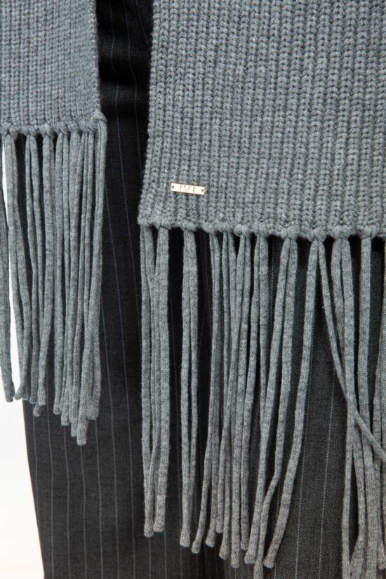 IVI collection SOLID KNIT langer Wollschal mit Fransen in der Farbe grau aus der AW24 Kollektion. IVI collection SOLID KNIT long wool scarf with fringes in the color grey from the AW24 collection.