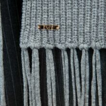 M87_4096 IVI collection SOLID KNIT langer Wollschal mit Fransen in der Farbe grau aus der AW24 Kollektion. IVI collection SOLID KNIT long wool scarf with fringes in the color grey from the AW24 collection.