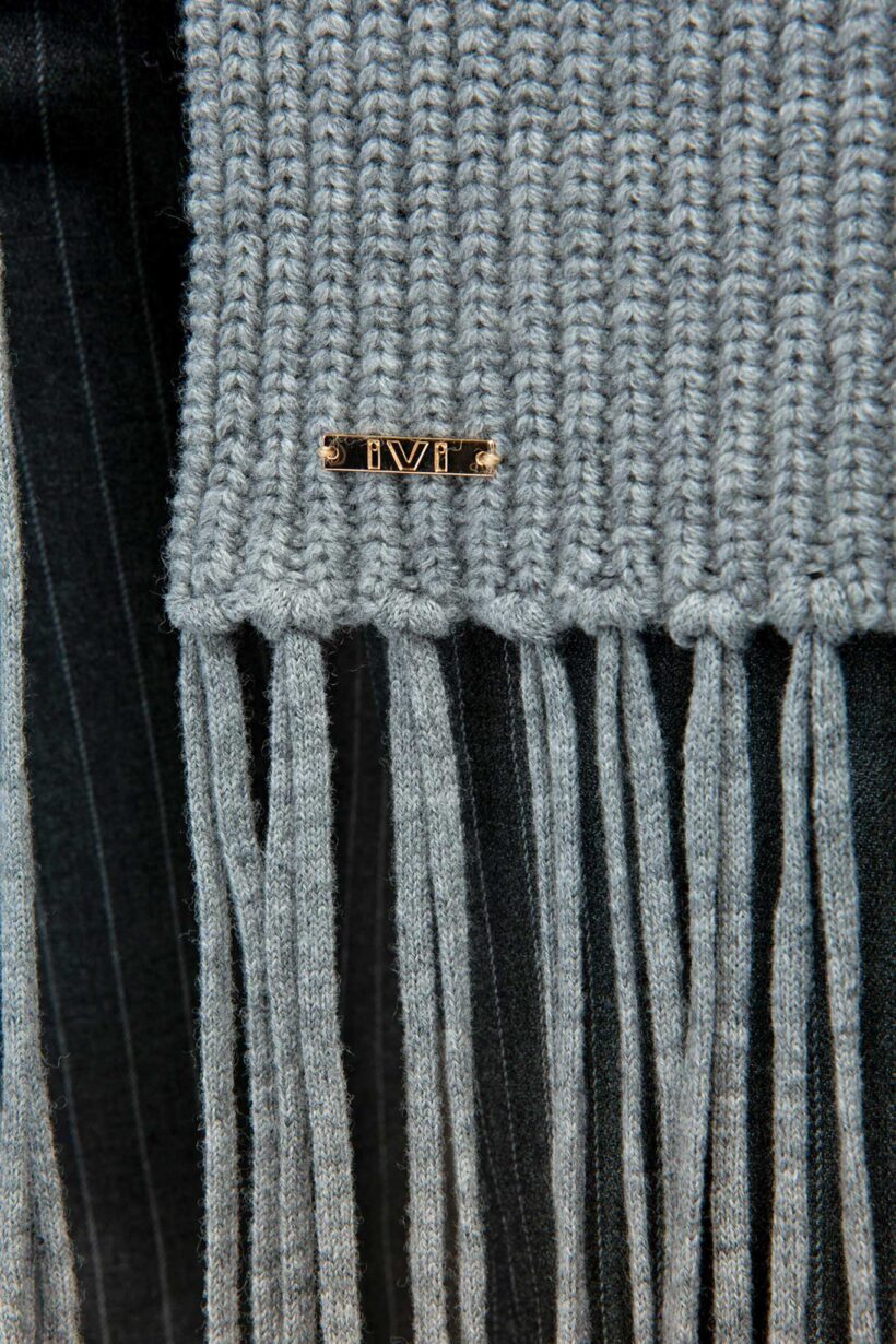 M87_4096 IVI collection SOLID KNIT langer Wollschal mit Fransen in der Farbe grau aus der AW24 Kollektion. IVI collection SOLID KNIT long wool scarf with fringes in the color grey from the AW24 collection.