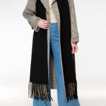 M92_4338 IVI collection SOLID KNIT langer Wollschal mit Fransen in der Farbe schwarz aus der AW24 Kollektion. IVI collection SOLID KNIT long wool scarf with fringes in the color black from the AW24 collection.