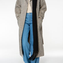 M92_4355 IVI collection SOLID KNIT langer Wollschal mit Fransen in der Farbe schwarz aus der AW24 Kollektion. IVI collection SOLID KNIT long wool scarf with fringes in the color black from the AW24 collection.