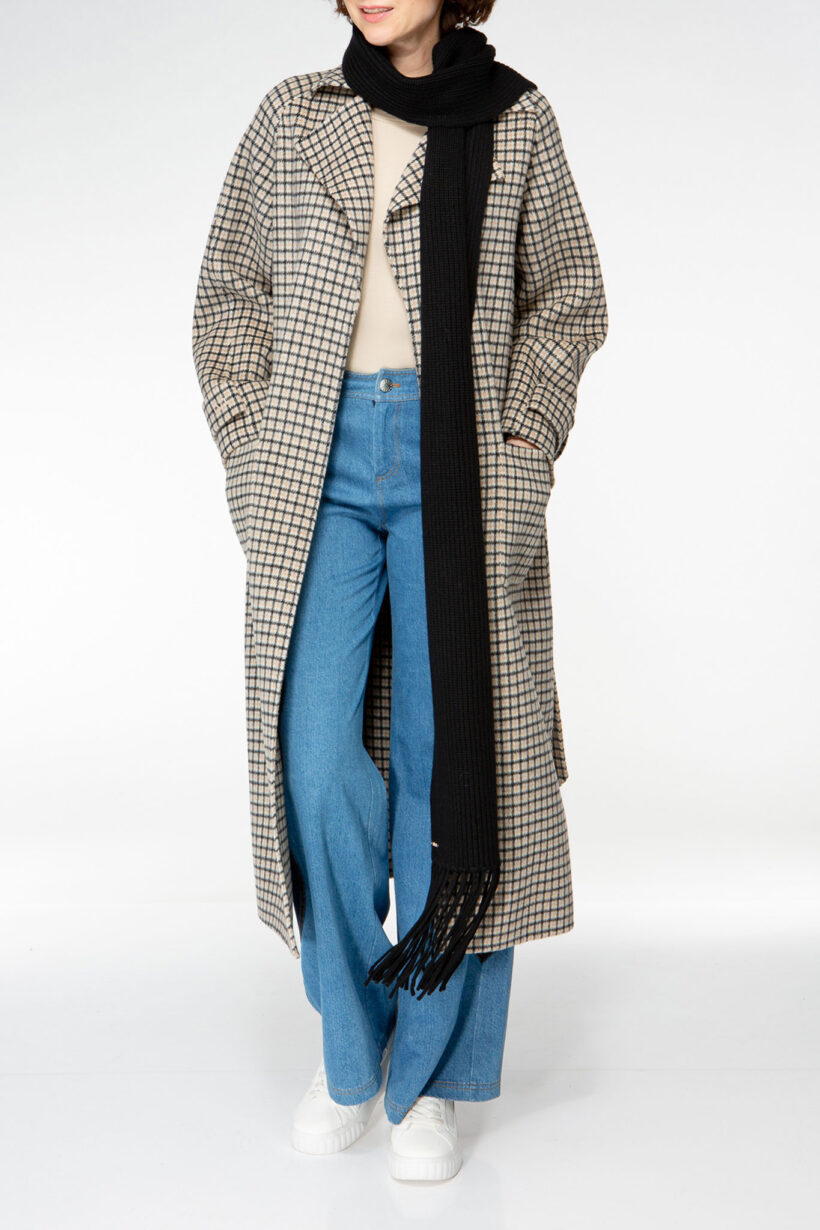 M92_4355 IVI collection SOLID KNIT langer Wollschal mit Fransen in der Farbe schwarz aus der AW24 Kollektion. IVI collection SOLID KNIT long wool scarf with fringes in the color black from the AW24 collection.