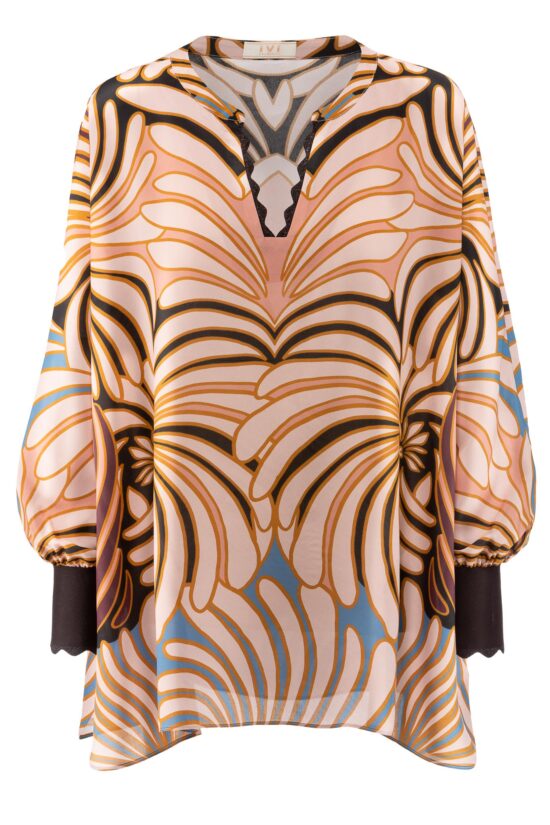 IVI collection SWIRL hochwertige Seidentunika in den Farben rose und schwarz aus der Resort25 Kollektion.
IVI collection SWIRL high-quality silk tunic in the colors rose and black from the Resort25 collection.