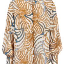 IVI Collection - Resort 25_25101002_blue IVI collection SWIRL hochwertige Seidenbluse in den Farben hellblau und beige aus der Resort25 Kollektion. IVI collection SWIRL high-quality silk blouse in the colors light blue and beige from the Resort25 collection.