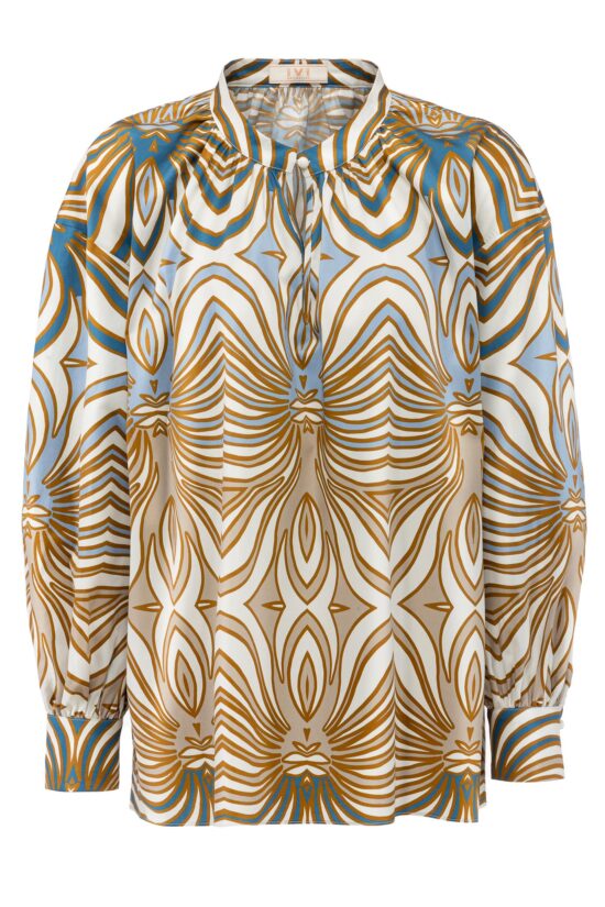 IVI collection SWIRL hochwertige Baumwollbluse in den Farben hellblau und beige aus der Resort25 Kollektion.
IVI collection SWIRL high-quality cotton blouse in the colors light blue and beige from the Resort25 collection.