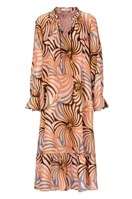 IVI collection SWIRL hochwertige Seidenkleid in den Farben hellblau und beige aus der Resort25 Kollektion.
IVI collection SWIRL high-quality silk dress in the colors light blue and beige from the Resort25 collection.