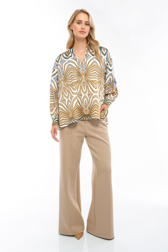 IVI collection SWIRL hochwertige Baumwollbluse in den Farben hellblau und beige aus der Resort25 Kollektion.
IVI collection SWIRL high-quality cotton blouse in the colors light blue and beige from the Resort25 collection.