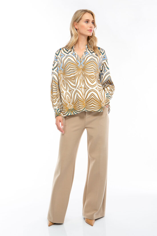 IVI collection SWIRL hochwertige Baumwollbluse in den Farben hellblau und beige aus der Resort25 Kollektion.
IVI collection SWIRL high-quality cotton blouse in the colors light blue and beige from the Resort25 collection.
