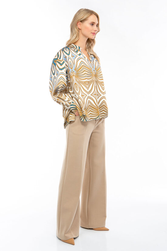 IVI collection SWIRL hochwertige Baumwollbluse in den Farben hellblau und beige aus der Resort25 Kollektion.
IVI collection SWIRL high-quality cotton blouse in the colors light blue and beige from the Resort25 collection.