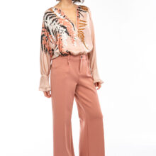 25101007_3 IVI collection EDEN Seidentunika mit platzierten Blumenprint in den Farben rose aus der Resort25 Kollektion. IVI collection EDEN silk tunic with placed floral print in rose from the Resort25 collection.