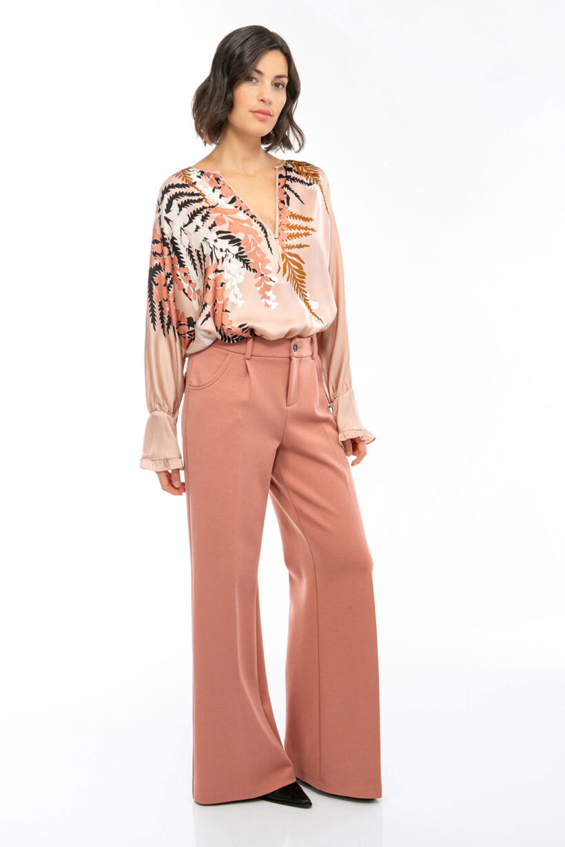 25101007_3 IVI collection EDEN Seidentunika mit platzierten Blumenprint in den Farben rose aus der Resort25 Kollektion. IVI collection EDEN silk tunic with placed floral print in rose from the Resort25 collection.