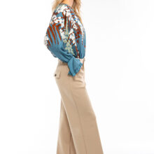 25101007_4 IVI collection EDEN Seidentunika mit platzierten Blumenprint in den Farben blauaus der Resort25 Kollektion. IVI collection EDEN silk tunic with placed floral print in blue from the Resort25 collection.