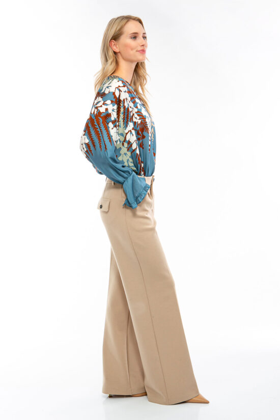 IVI collection EDEN Seidentunika mit platzierten Blumenprint in den Farben blauaus der Resort25 Kollektion. IVI collection EDEN silk tunic with placed floral print in blue from the Resort25 collection.
