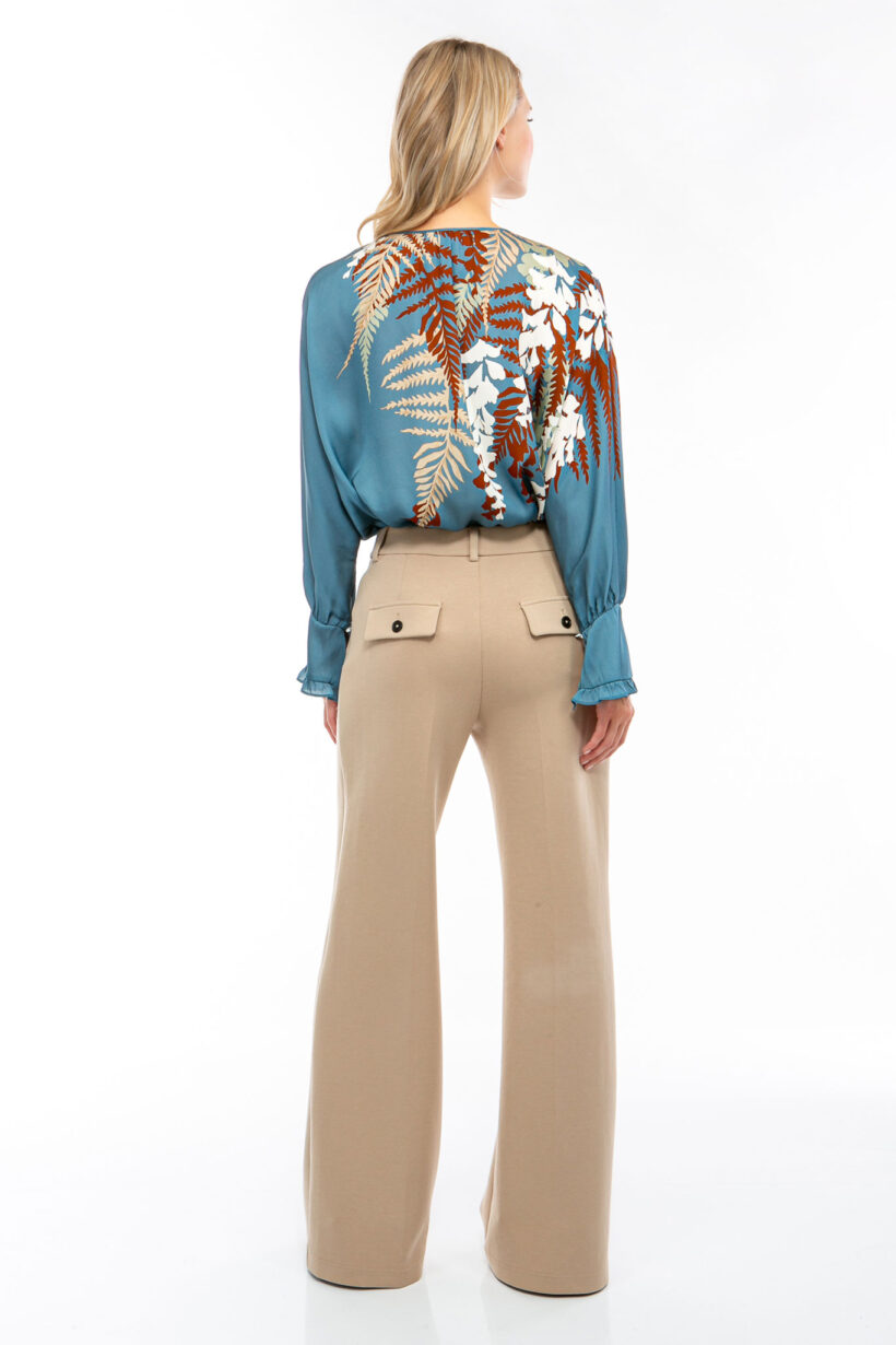 25101007_5 IVI collection EDEN Seidentunika mit platzierten Blumenprint in den Farben blauaus der Resort25 Kollektion. IVI collection EDEN silk tunic with placed floral print in blue from the Resort25 collection.