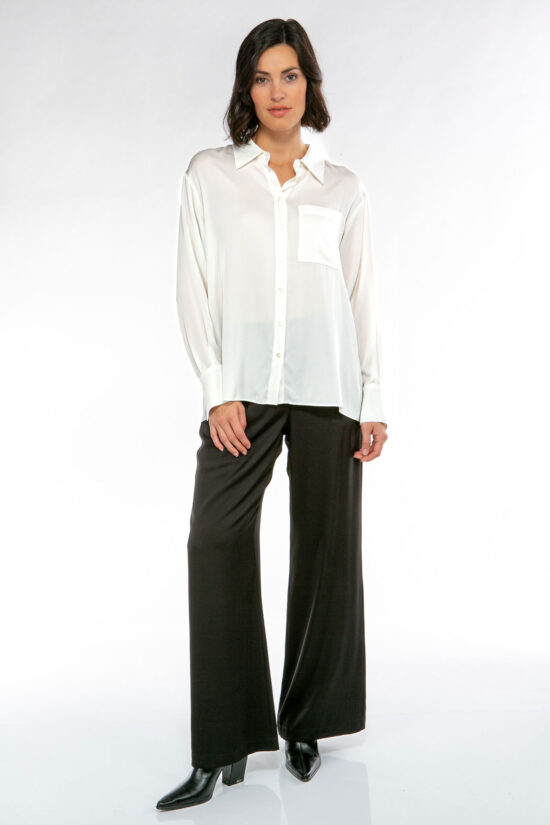 IVI collection SOLID SILK Hemdbluse mit Kellerfalten in der Farbe weiß aus der Resort25 Kollektion. IVI collection SOLID SILK shirt blouse with box pleats in the color white from the Resort25 collection.