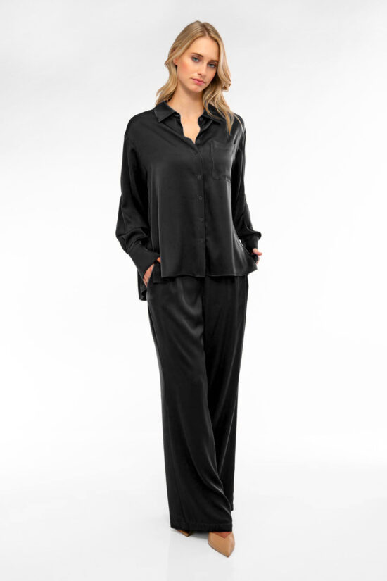 IVI collection SOLID SILK Hemdbluse mit Kellerfalten in der Farbe schwarz aus der Resort25 Kollektion.