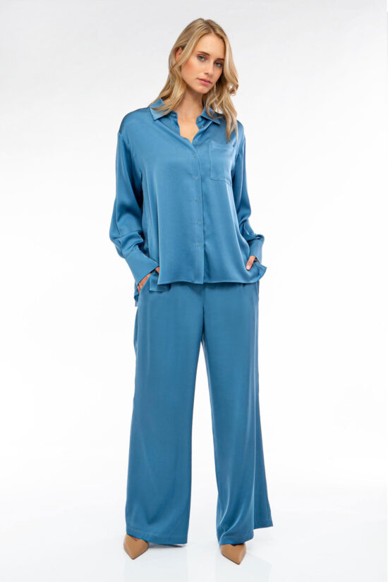 IVI collection SOLID SILK Hemdbluse mit Kellerfalten in der Farbe blau aus der Resort25 Kollektion.
IVI collection SOLID SILK shirt blouse with box pleats in the color blue from the Resort25 collection.