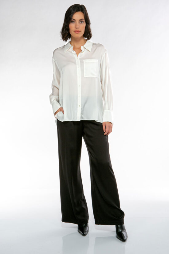 IVI collection SOLID SILK Hemdbluse mit Kellerfalten in der Farbe weiß aus der Resort25 Kollektion. IVI collection SOLID SILK shirt blouse with box pleats in the color white from the Resort25 collection.