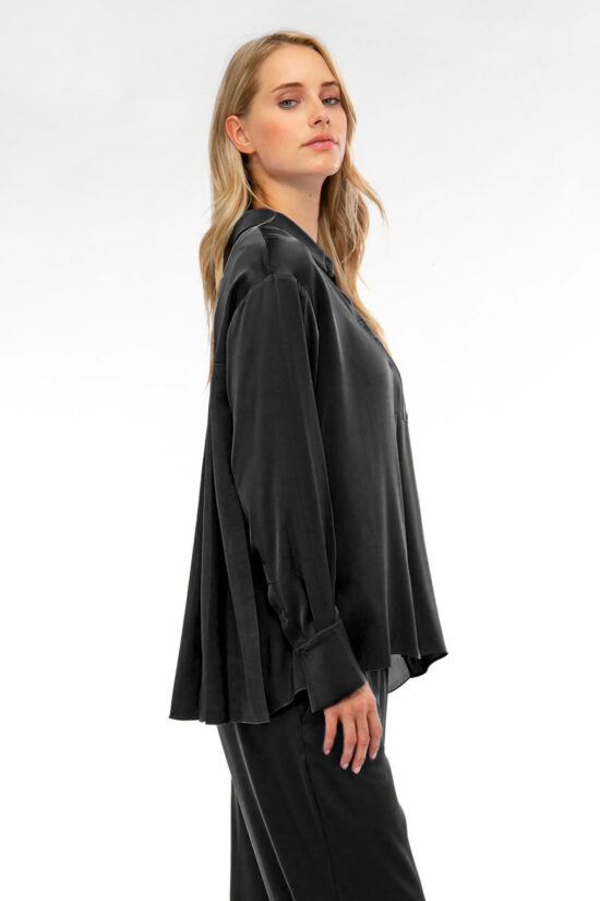 IVI collection SOLID SILK Hemdbluse mit Kellerfalten in der Farbe schwarz aus der Resort25 Kollektion.
IVI collection SOLID SILK shirt blouse with box pleats in the color black from the Resort25 collection.