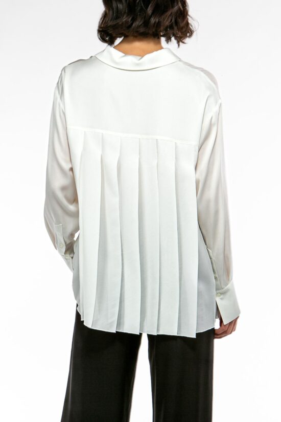 IVI collection SOLID SILK Hemdbluse mit Kellerfalten in der Farbe weiß aus der Resort25 Kollektion. IVI collection SOLID SILK shirt blouse with box pleats in the color white from the Resort25 collection.