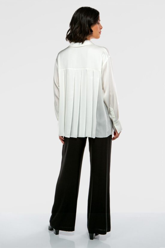 IVI collection SOLID SILK Hemdbluse mit Kellerfalten in der Farbe weiß aus der Resort25 Kollektion. IVI collection SOLID SILK shirt blouse with box pleats in the color white from the Resort25 collection.