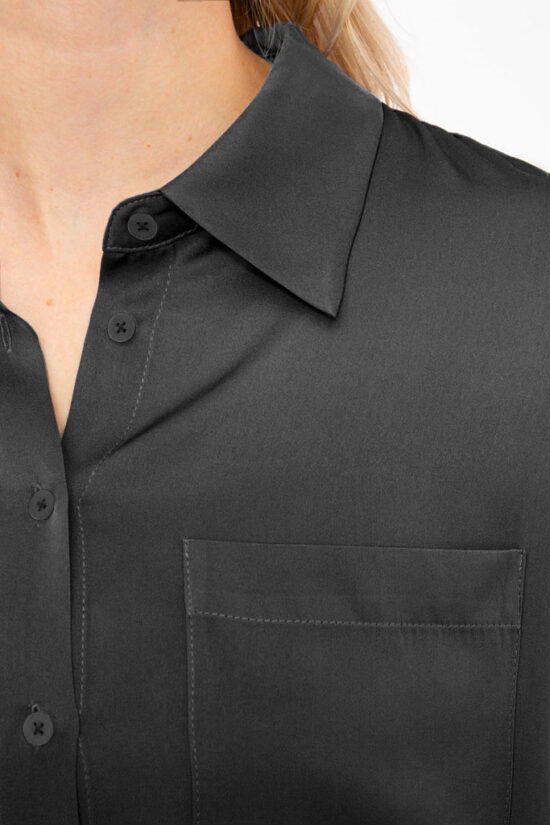 IVI collection SOLID SILK Hemdbluse mit Kellerfalten in der Farbe schwarz aus der Resort25 Kollektion.
IVI collection SOLID SILK shirt blouse with box pleats in the color black from the Resort25 collection.