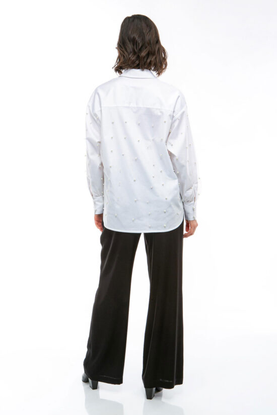 IVI collection PEARLS Baumwollbluse mit aufgesetzten Perlen in den Farben weiß aus der Resort25 Kollektion. IVI collection PEARLS cotton blouse with attached pearls in white from the Resort25 collection.