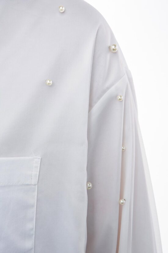 IVI collection PEARLS Baumwollbluse mit aufgesetzten Perlen in den Farben weiß aus der Resort25 Kollektion. IVI collection PEARLS cotton blouse with attached pearls in white from the Resort25 collection.