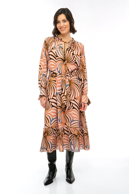 IVI collection SWIRL hochwertige Seidenkleid in den Farben rose und schwarz aus der Resort25 Kollektion.
IVI collection SWIRL high-quality silk dress in the colors rose and black from the Resort25 collection.