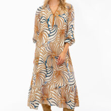 25103004_1 IVI collection SWIRL hochwertige Seidenkleid in den Farben hellblau und beige aus der Resort25 Kollektion.
IVI collection SWIRL high-quality silk dress in the colors light blue and beige from the Resort25 collection.