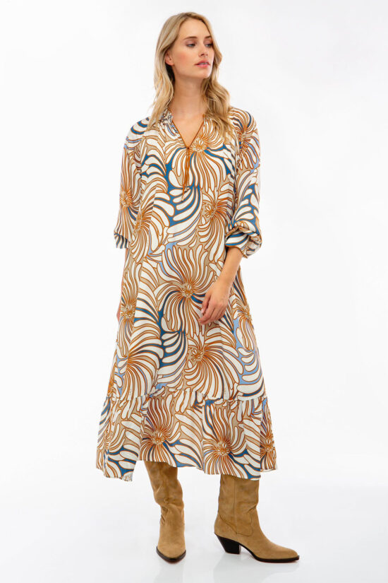 IVI collection SWIRL hochwertige Seidenkleid in den Farben hellblau und beige aus der Resort25 Kollektion. IVI collection SWIRL high-quality silk dress in the colors light blue and beige from the Resort25 collection.