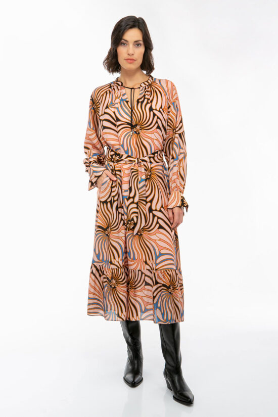 IVI collection SWIRL hochwertige Seidenkleid in den Farben rose und schwarz aus der Resort25 Kollektion.
IVI collection SWIRL high-quality silk dress in the colors rose and black from the Resort25 collection.