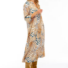 25103004_2 IVI collection SWIRL hochwertige Seidenkleid in den Farben hellblau und beige aus der Resort25 Kollektion.
IVI collection SWIRL high-quality silk dress in the colors light blue and beige from the Resort25 collection.