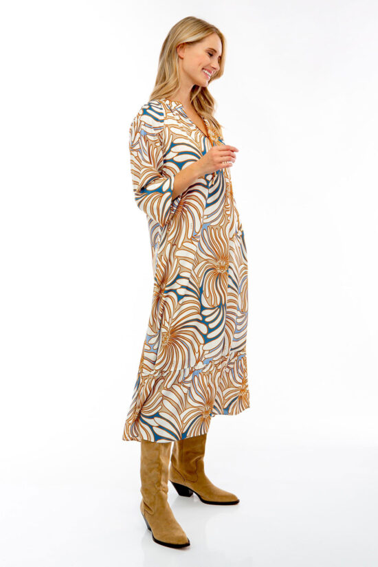IVI collection SWIRL hochwertige Seidenkleid in den Farben hellblau und beige aus der Resort25 Kollektion. IVI collection SWIRL high-quality silk dress in the colors light blue and beige from the Resort25 collection.
