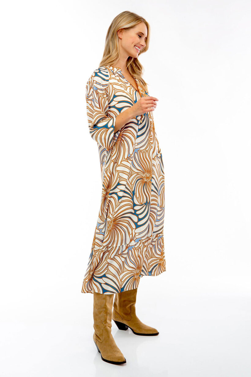 25103004_2 IVI collection SWIRL hochwertige Seidenkleid in den Farben hellblau und beige aus der Resort25 Kollektion.
IVI collection SWIRL high-quality silk dress in the colors light blue and beige from the Resort25 collection.