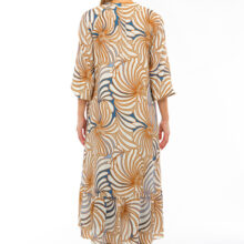 25103004_3 IVI collection SWIRL hochwertige Seidenkleid in den Farben hellblau und beige aus der Resort25 Kollektion.
IVI collection SWIRL high-quality silk dress in the colors light blue and beige from the Resort25 collection.
