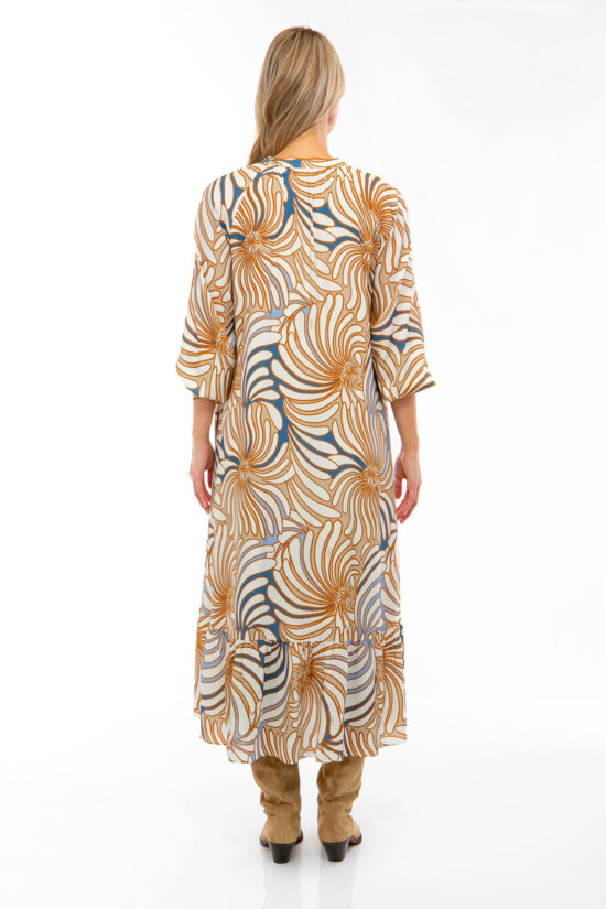 IVI collection SWIRL hochwertige Seidenkleid in den Farben hellblau und beige aus der Resort25 Kollektion. IVI collection SWIRL high-quality silk dress in the colors light blue and beige from the Resort25 collection.