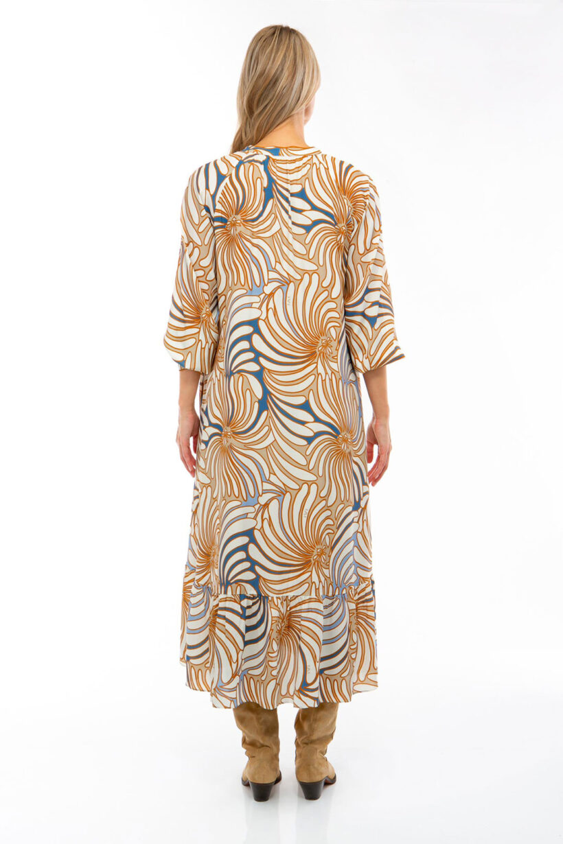 25103004_3 IVI collection SWIRL hochwertige Seidenkleid in den Farben hellblau und beige aus der Resort25 Kollektion.
IVI collection SWIRL high-quality silk dress in the colors light blue and beige from the Resort25 collection.