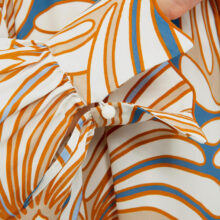 25103004_6 IVI collection SWIRL hochwertige Seidenkleid in den Farben rose und schwarz aus der Resort25 Kollektion.
IVI collection SWIRL high-quality silk dress in the colors rose and black from the Resort25 collection.