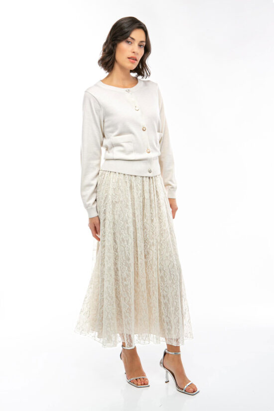 IVI collection SPARKLING KNIT Cardigan mit Zierknöpfen in der Farbe weiß aus der Resort25 Kollektion. IVI collection SPARKLING KNIT cardigan with decorative buttons in white from the Resort25 collection.