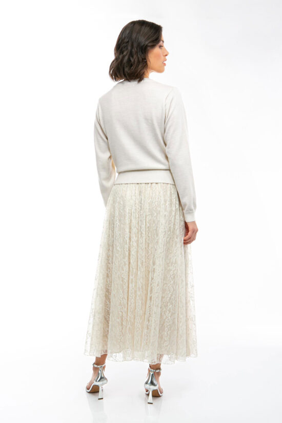 IVI collection SPARKLING KNIT Cardigan mit Zierknöpfen in der Farbe weiß aus der Resort25 Kollektion. IVI collection SPARKLING KNIT cardigan with decorative buttons in white from the Resort25 collection.
