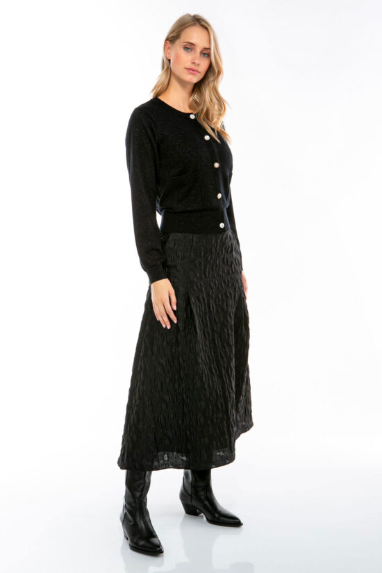 IVI collection SPARKLING KNIT Cardigan mit Zierknöpfen in der Farbe schwarz aus der Resort25 Kollektion. IVI collection SPARKLING KNIT cardigan with decorative buttons in black from the Resort25 collection.