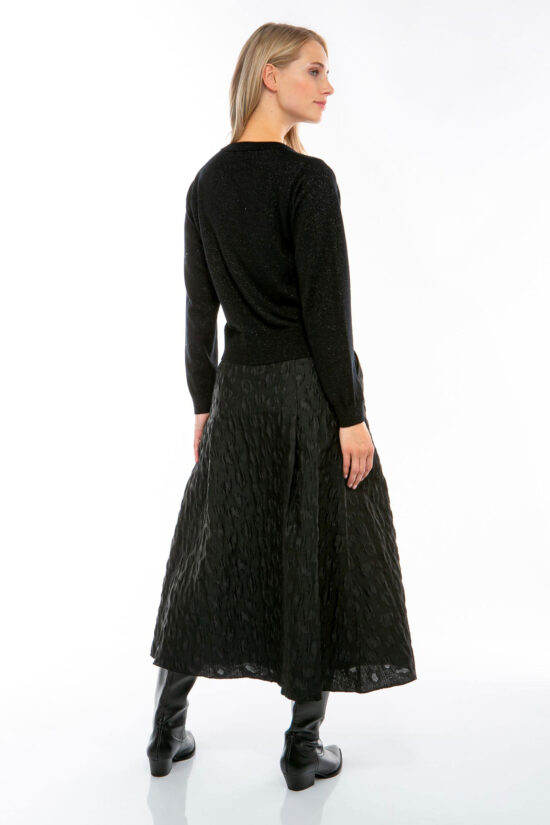 IVI collection SPARKLING KNIT Cardigan mit Zierknöpfen in der Farbe schwarz aus der Resort25 Kollektion. IVI collection SPARKLING KNIT cardigan with decorative buttons in black from the Resort25 collection.